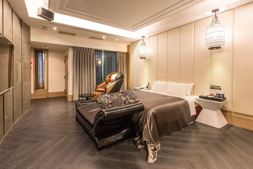 Feng Cai Motel Deluxe Double Room (Check-in after 8PM) 10