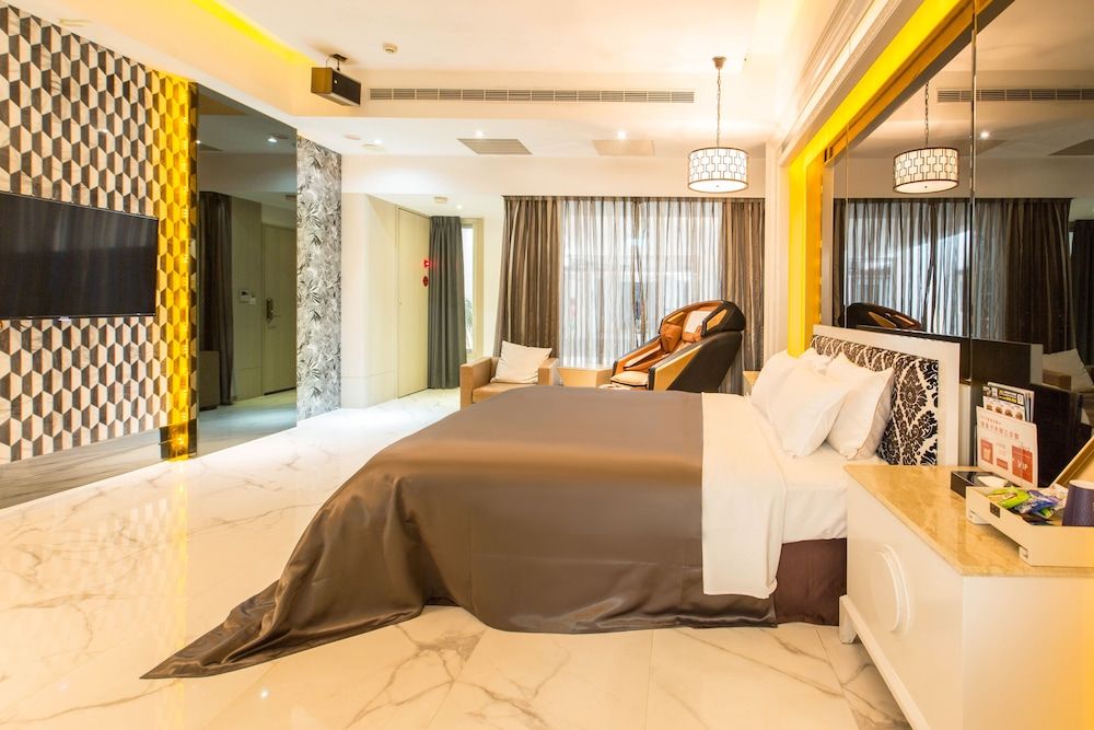 Feng Cai Motel Deluxe Double Room (Check-in after 8PM) 3