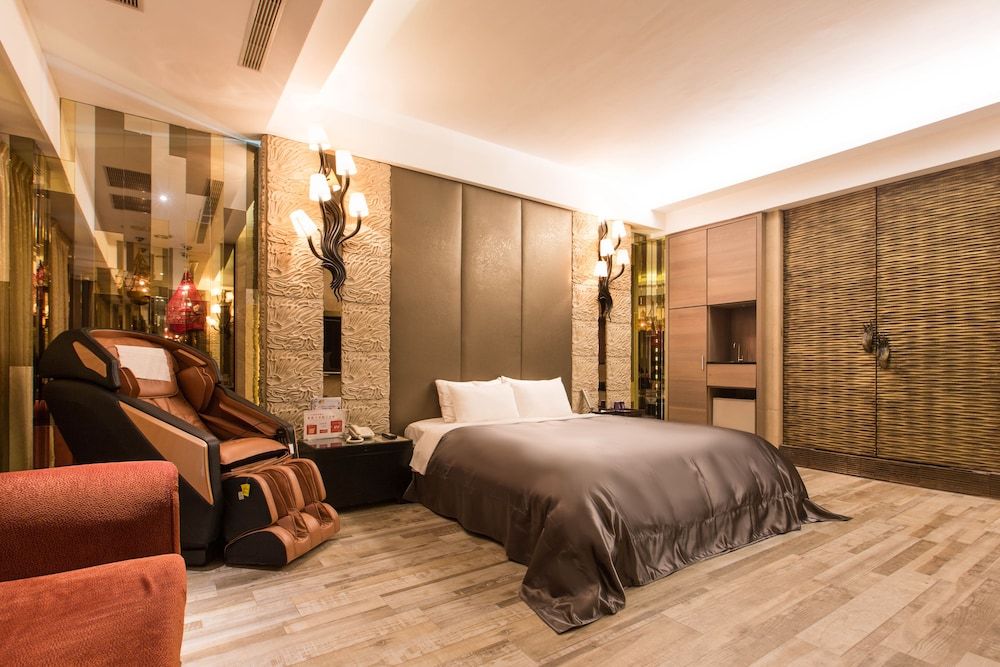 Feng Cai Motel Deluxe Double Room (Check-in after 8PM) 22