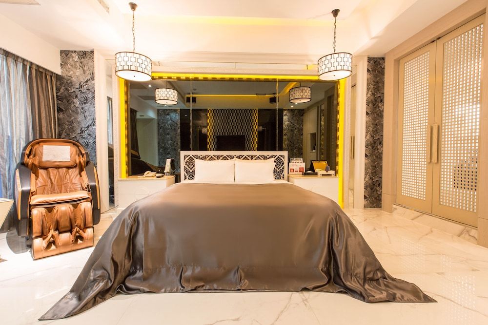 Feng Cai Motel Deluxe Double Room (Check-in after 8PM) 5