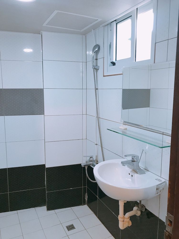 Fundi Hotel Comfort Double Room 6