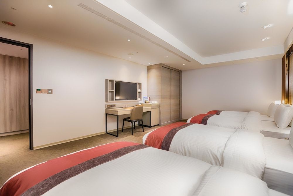 Deluxe Quadruple Room, No Window