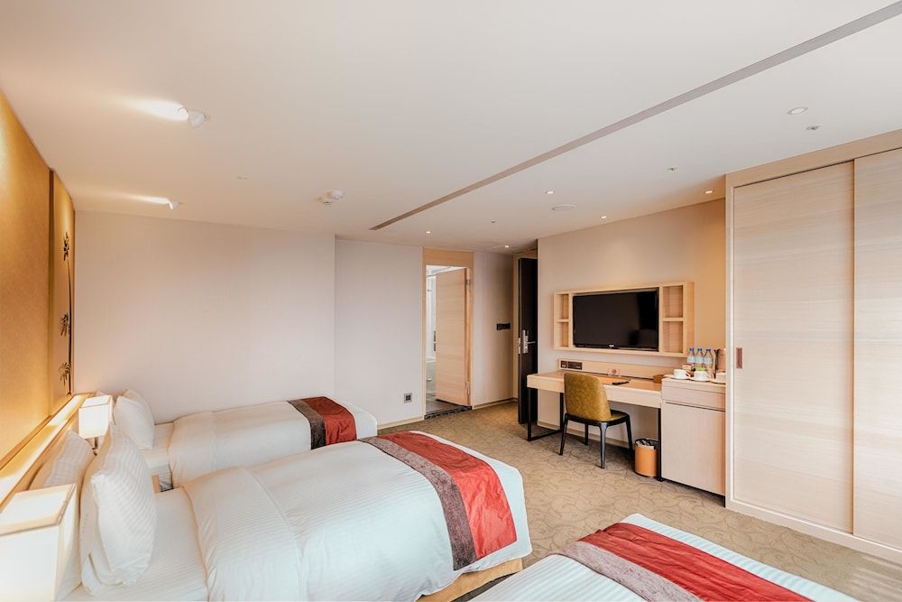 Deluxe Triple Room, Bathtub