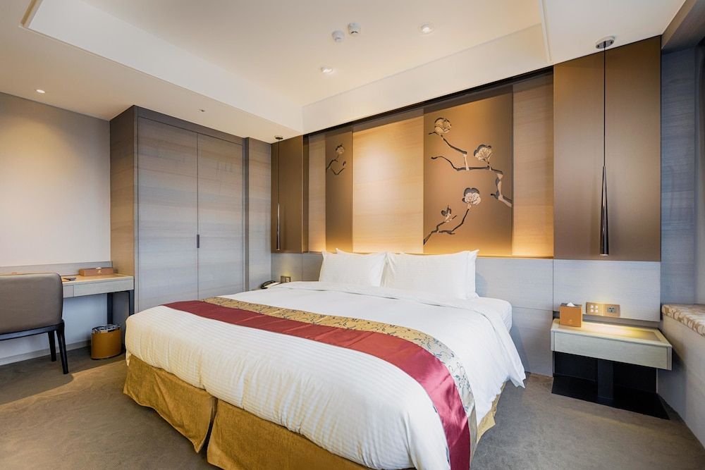 Executive Suite, 1 King Bed, Bathtub, Tower