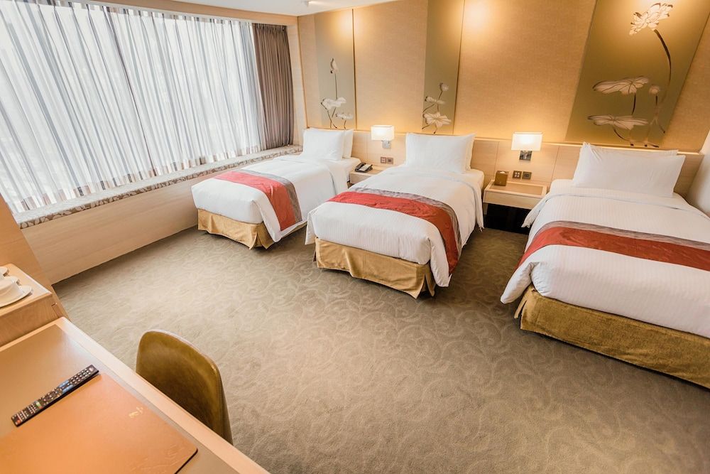 Deluxe Triple Room, Bathtub
