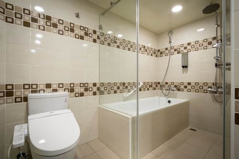 Good Life Hotel Deluxe Twin Room 6