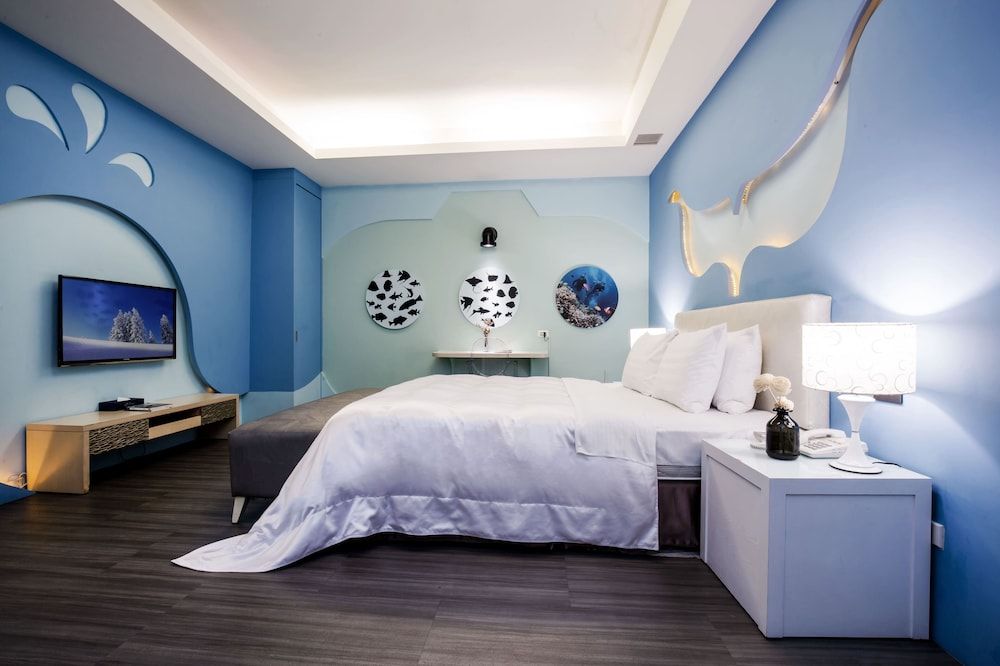 Deluxe Suite (Check-in available after 8PM for Sat. & Public Holidays)