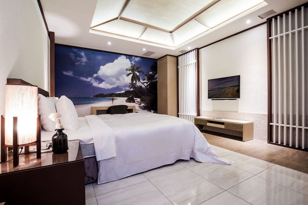 Deluxe Suite (Check-in available after 8PM for Sat. & Public Holidays)