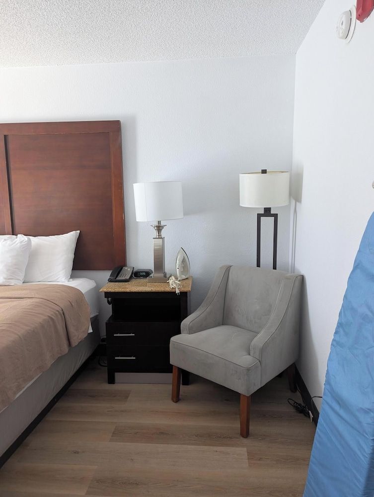 Plaza Hotel Denver Standard Room, 1 Queen Bed 3