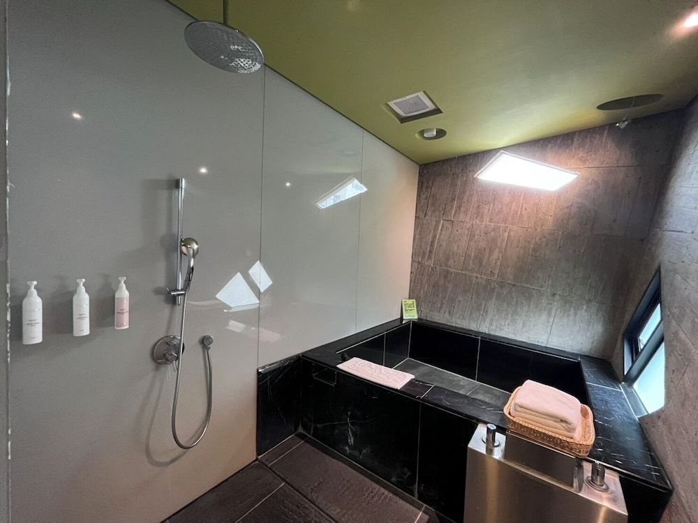 Smoking Rock Resort Economy Double Room, Bathtub 3