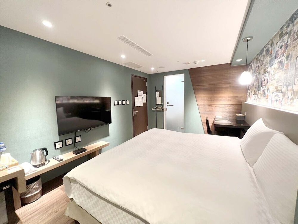 Le Room Hotel Kaifeng Deluxe Double Room, No Windows 6