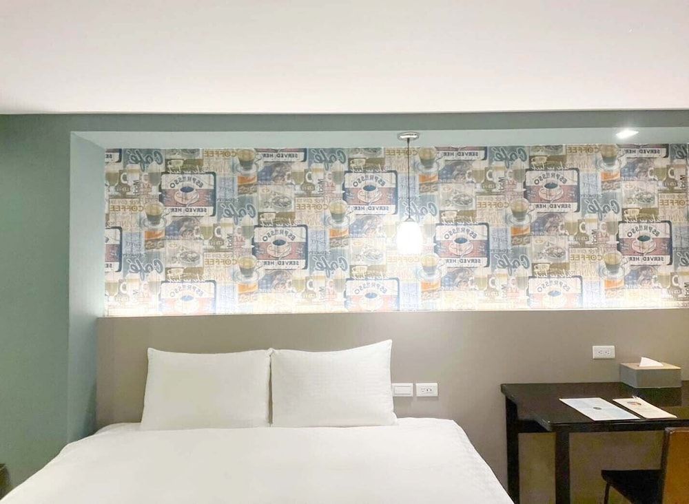 Le Room Hotel Kaifeng Deluxe Double Room, No Windows 2