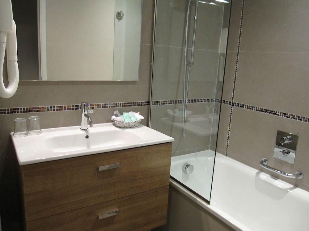 Hotel Harvey Standard Double Room (Opera) 5