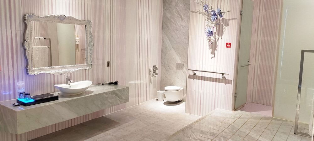 Icloud Luxury Resort & Hotel Fashion Room (Check-in at 6PM) Stay over 2 nights will need to pay extra fee 4