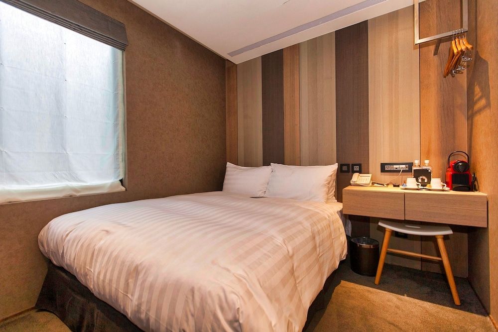 Business Single Room, 1 Queen Bed, Bathtub, City View