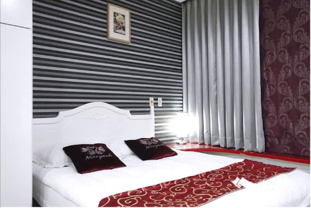 85 Cape Suites Standard Double Room 4