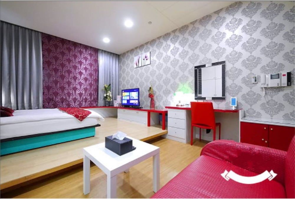 85 Cape Suites Standard Double Room 3