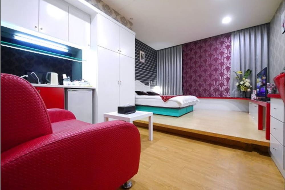 85 Cape Suites Standard Double Room 11