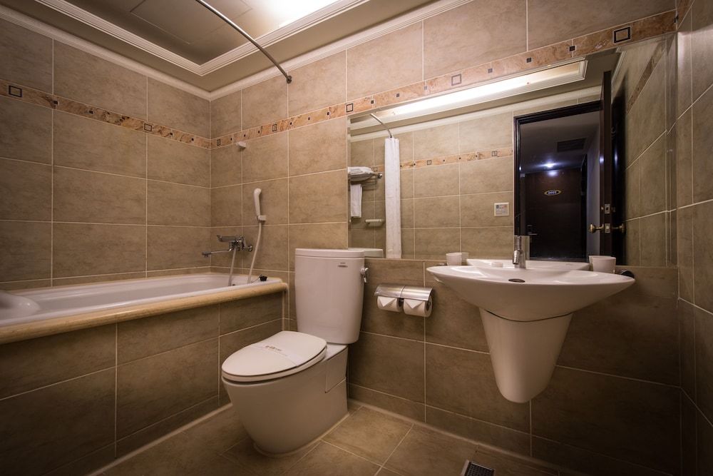 Chiayi King Hotel Quadruple Room, Bathtub 5