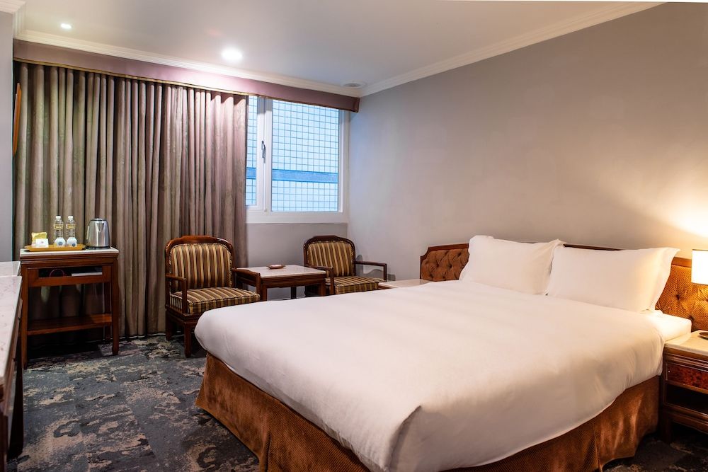 Chiayi King Hotel Double Room, Bathtub 4