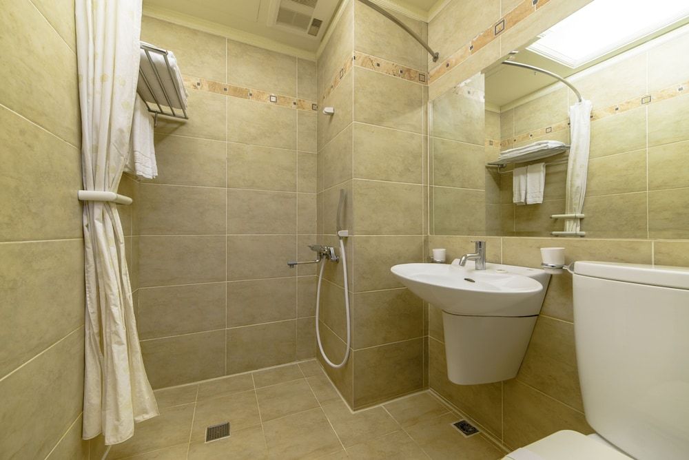 Chiayi King Hotel Triple-shower 5