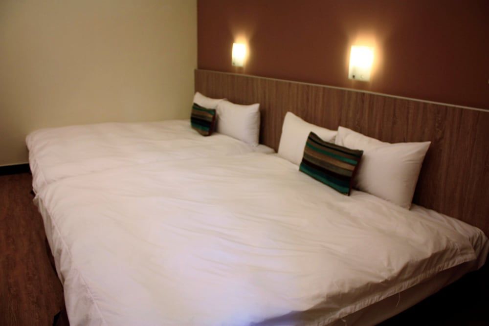 Prince To Travel Hotel Standard Quadruple Room, 2 Double Beds 4