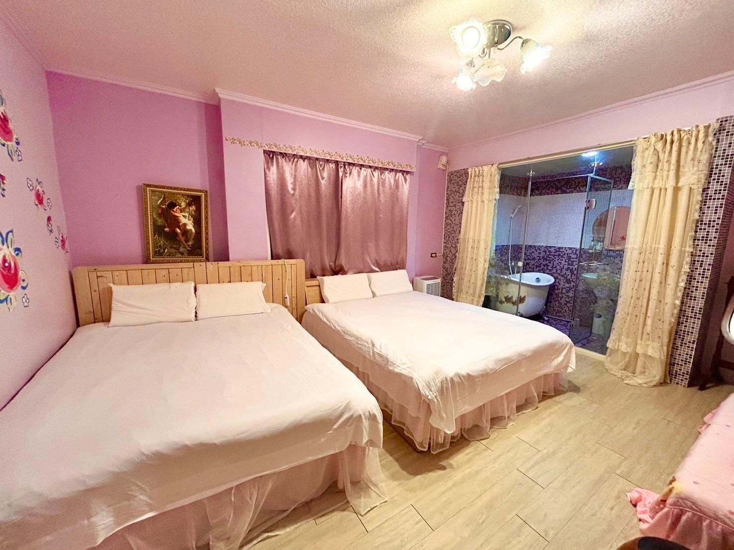 Love in Pearl Hostel Quadruple Room with Bathroom 2