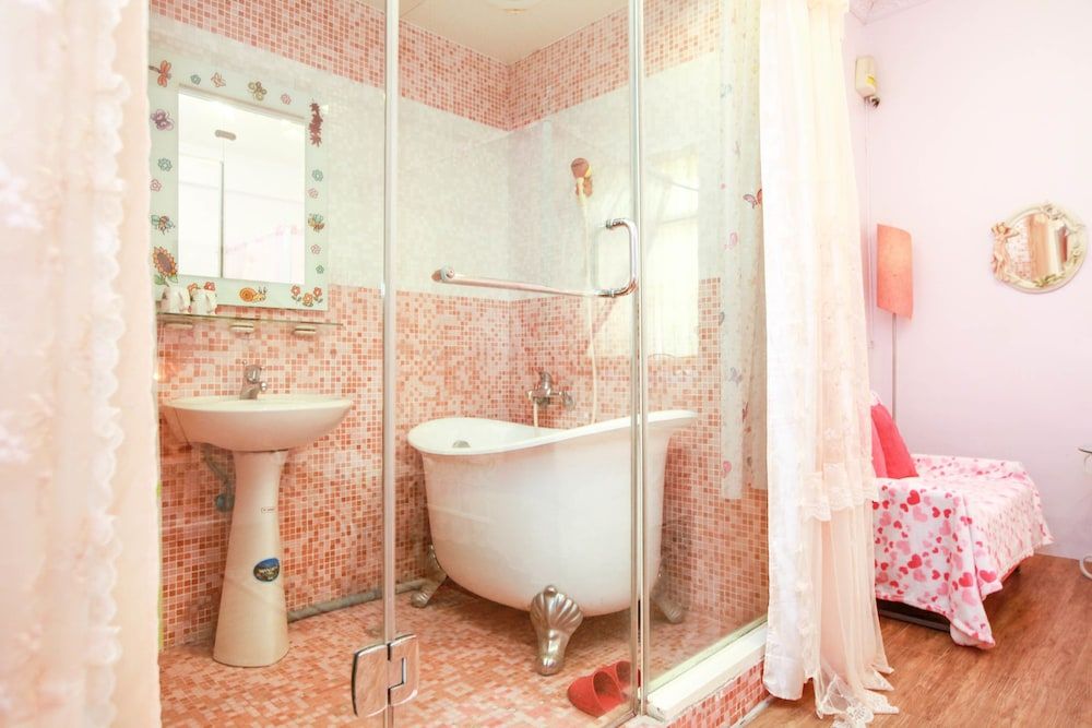 Deep soaking bathtub