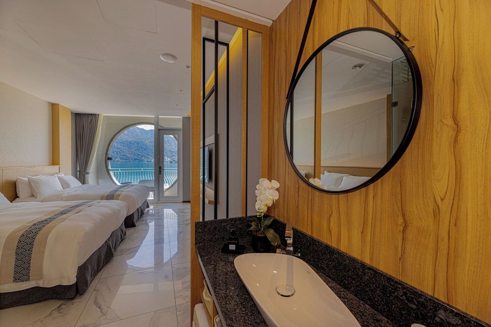 Sun Moon Lake Apollo Resort Hotel Family Quadruple Room, Lake View 4