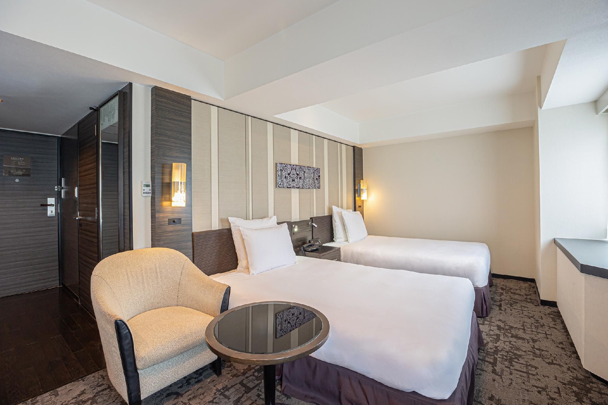 2 Single Premium Lounge Access Smoking