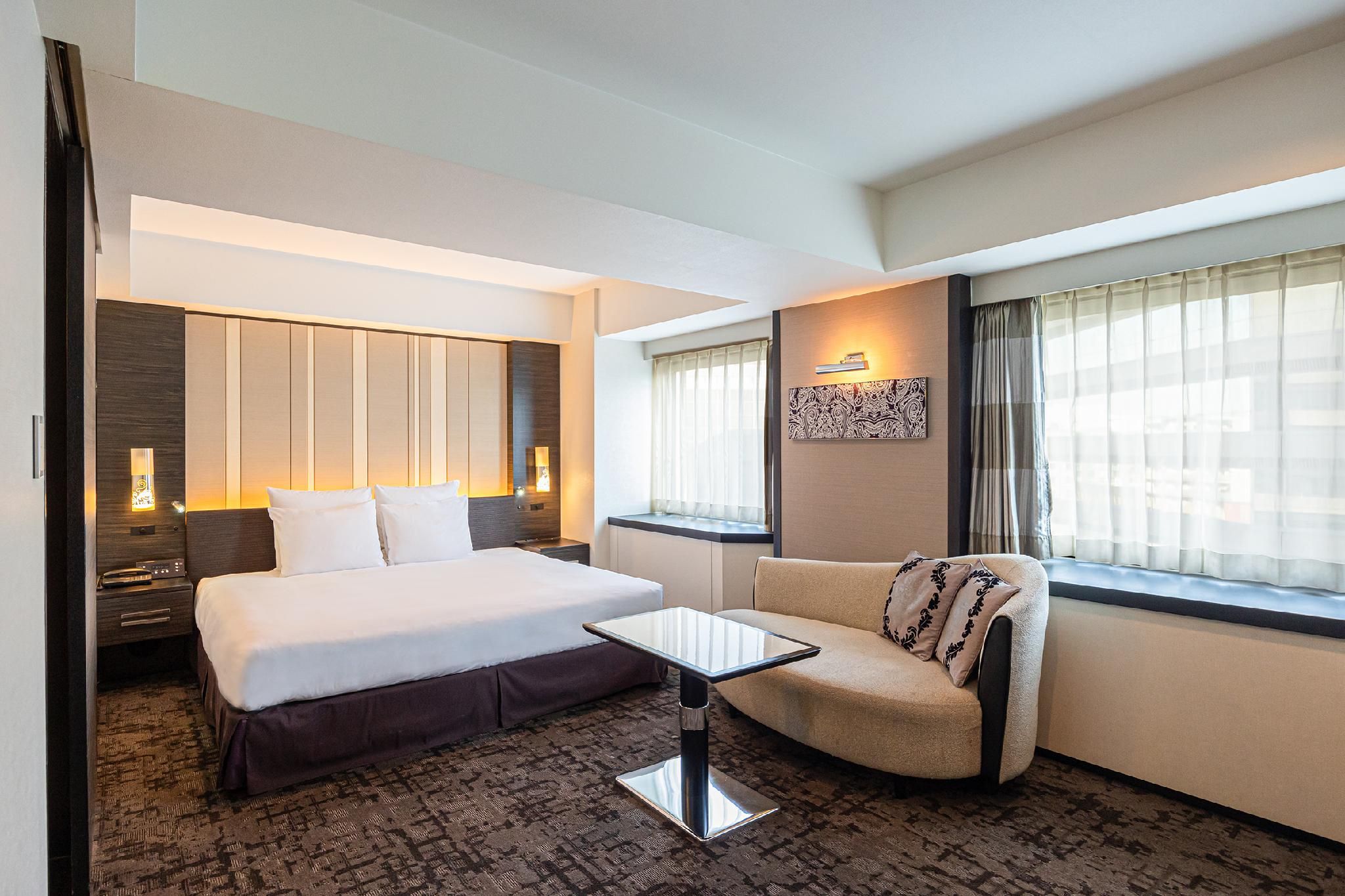 1 King Premium Lounge Access