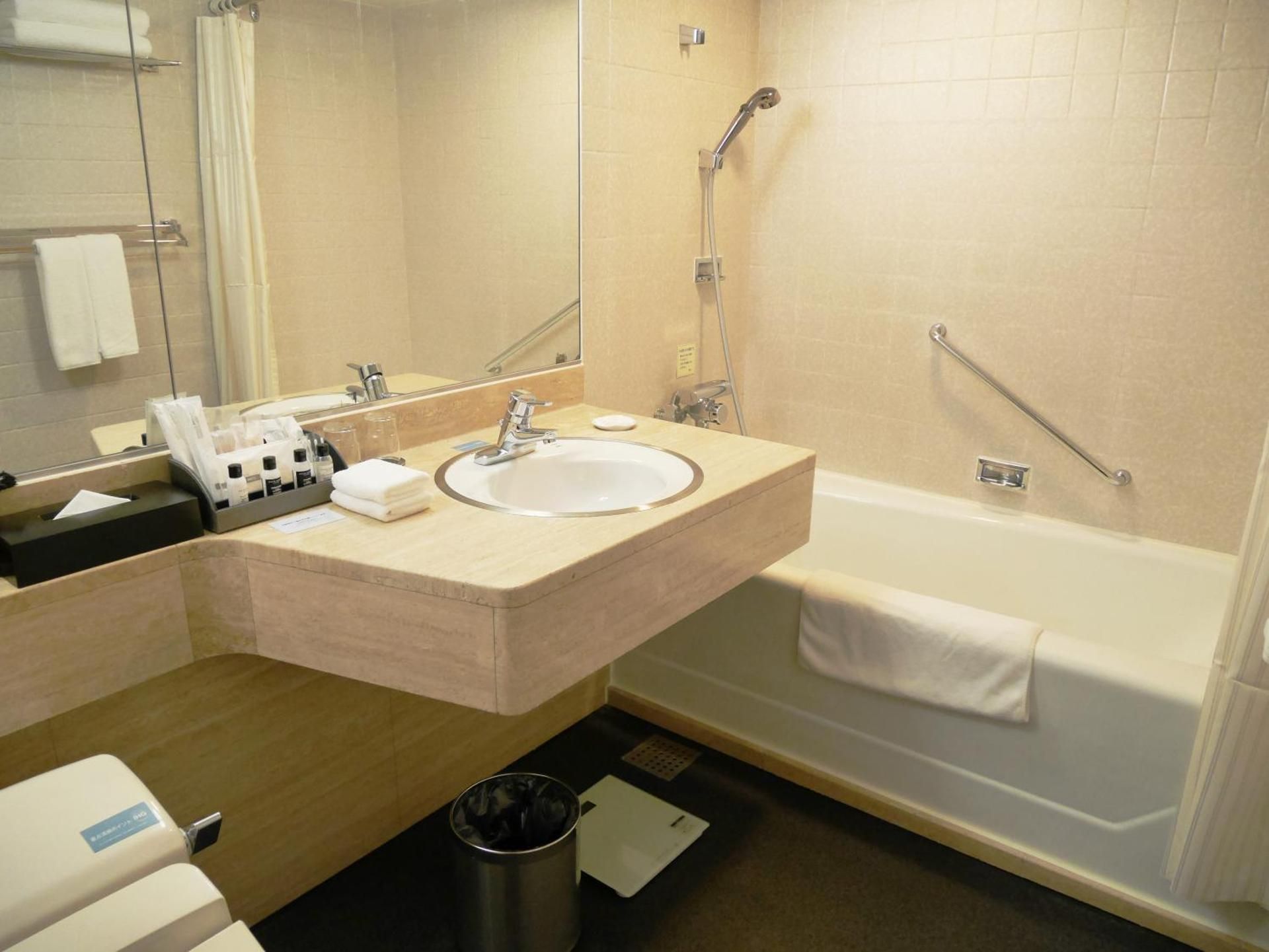1 Queen 1 Single Premium Lounge Access