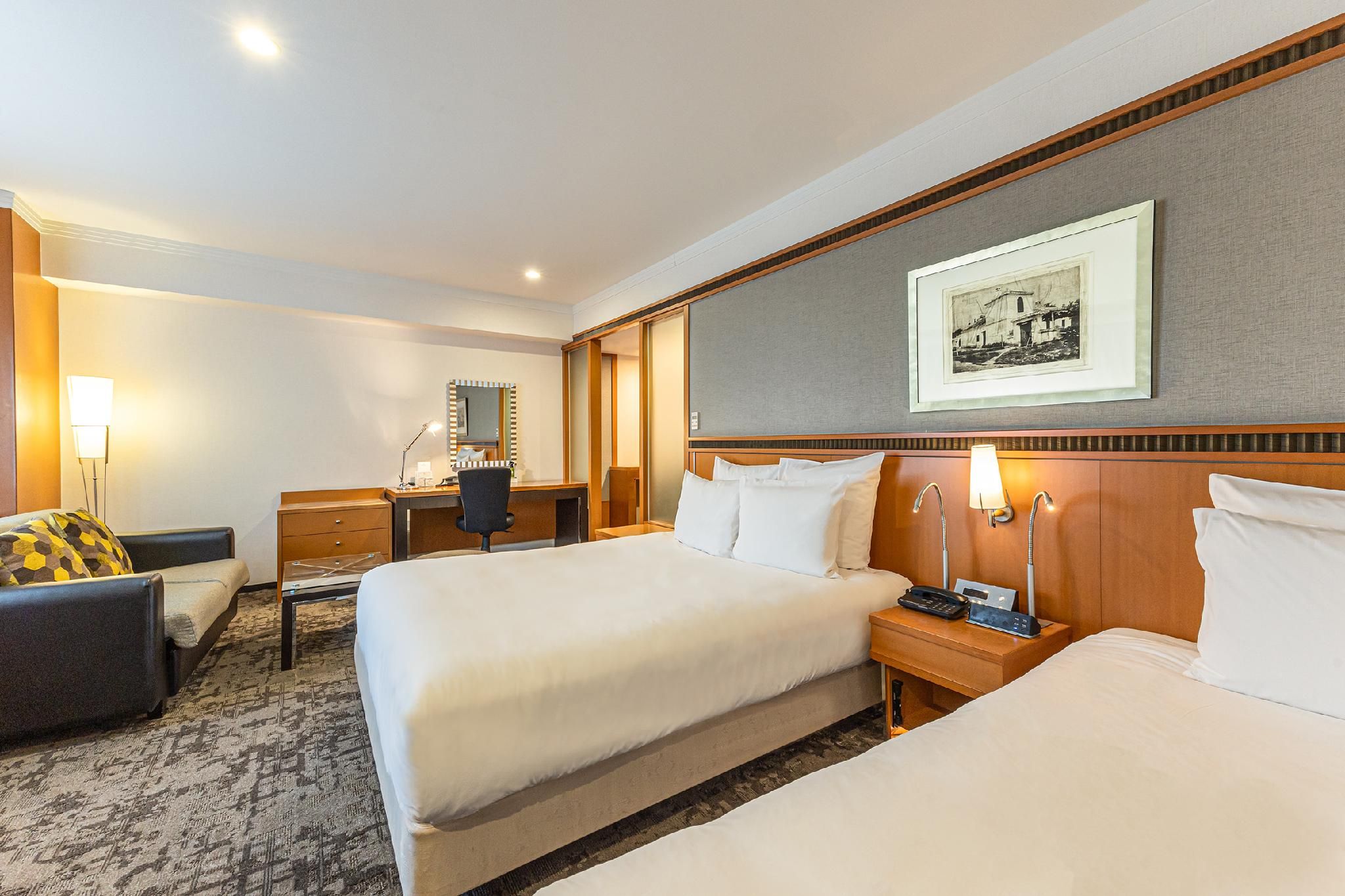 1 Queen 1 Single Premium Lounge Access