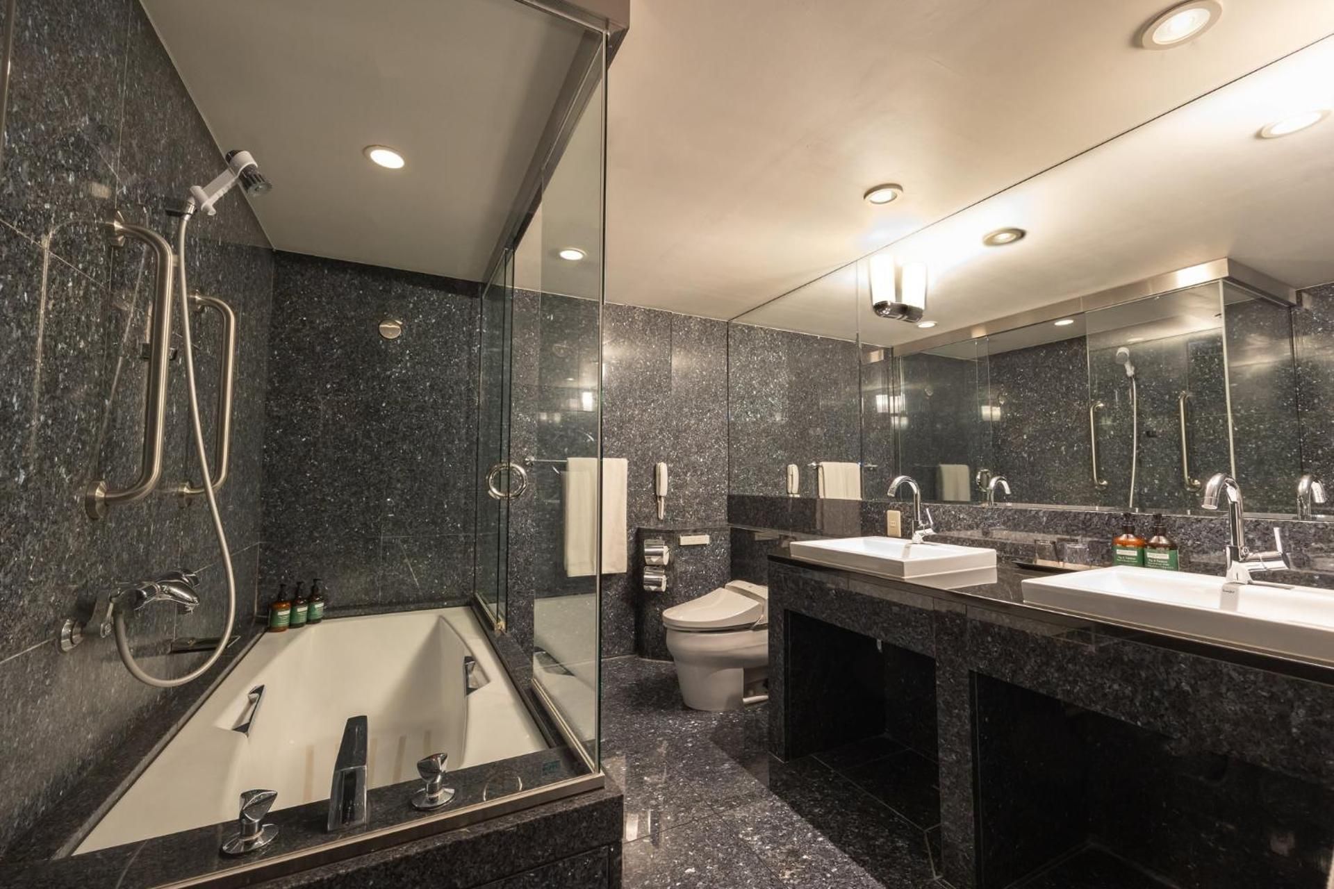 2 Single Junior Suite Lounge Access