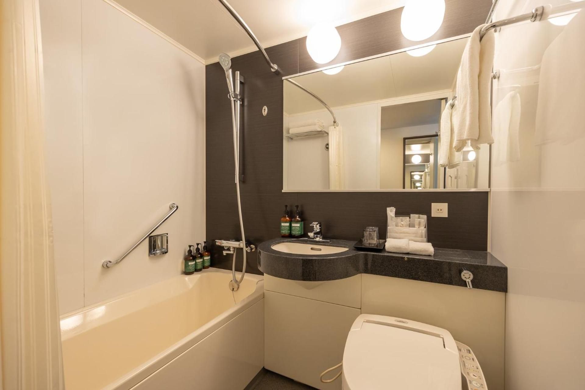 1 Queen Standard Lounge Access