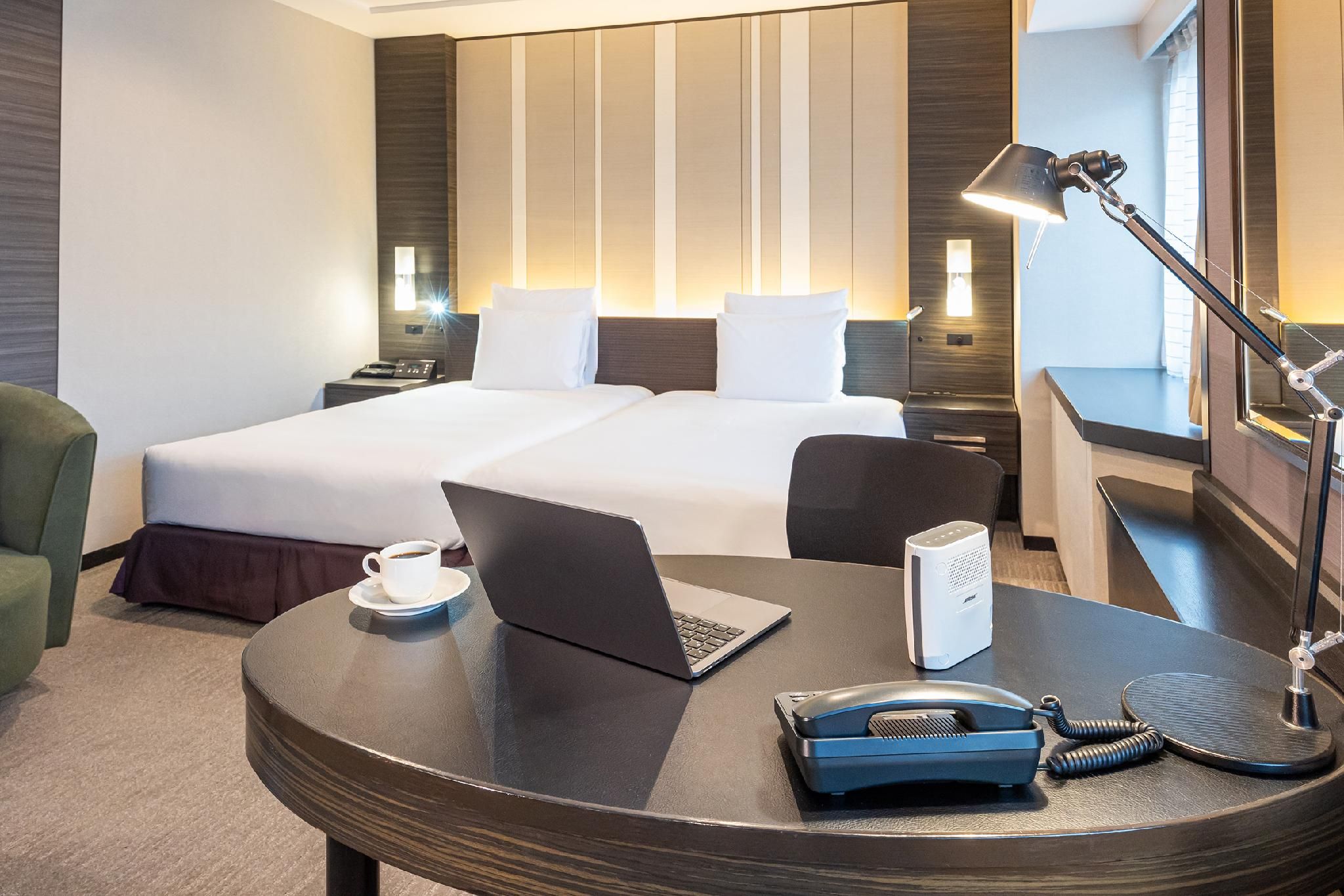 2 Single Premium Lounge Access