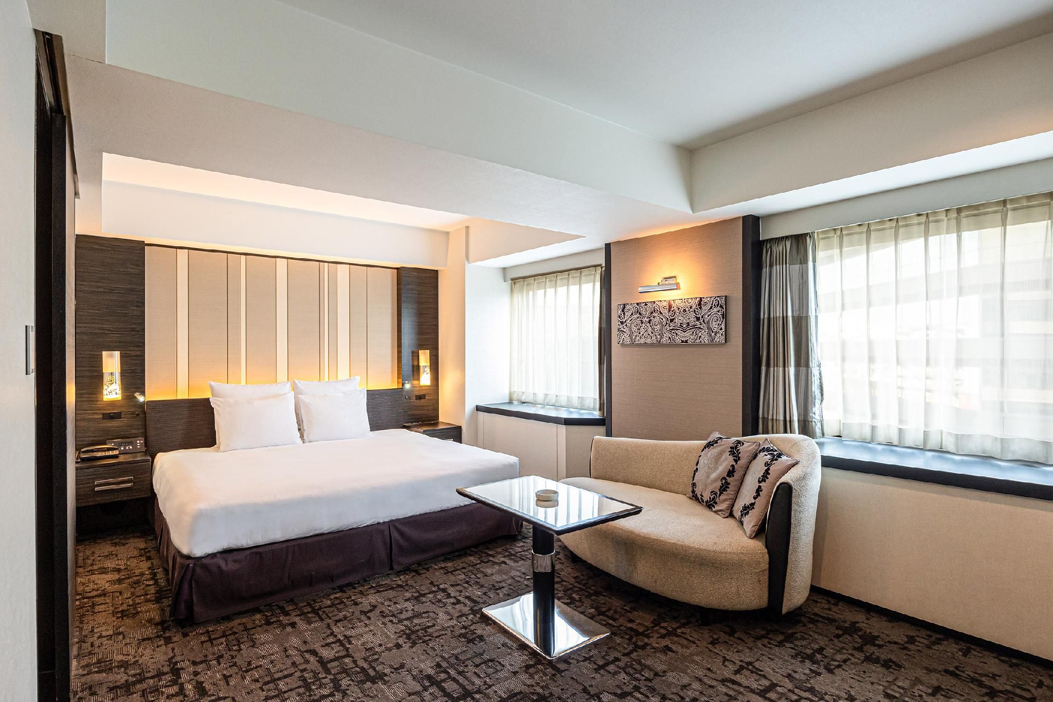 1 King Premium Lounge Access Smoking