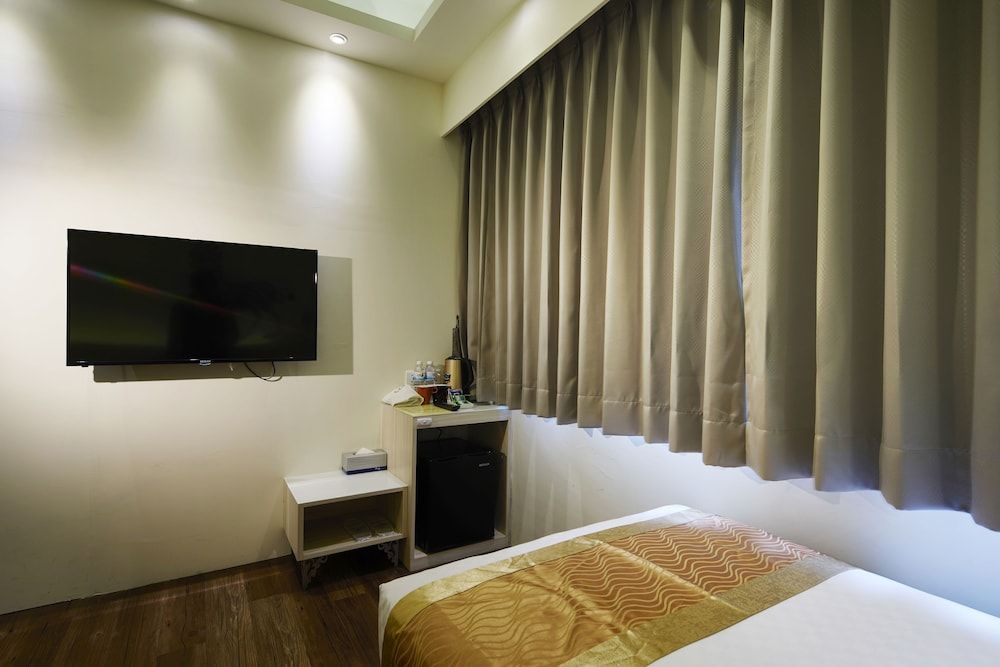 M Hotel Standard Room 5