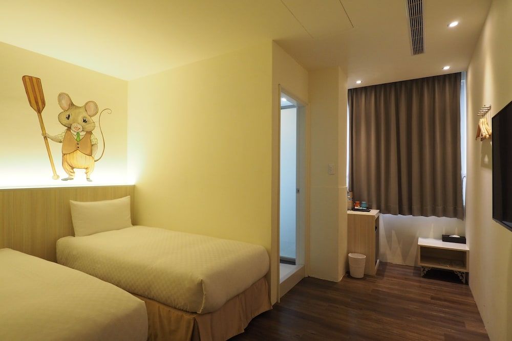 M Hotel Standard Room 4