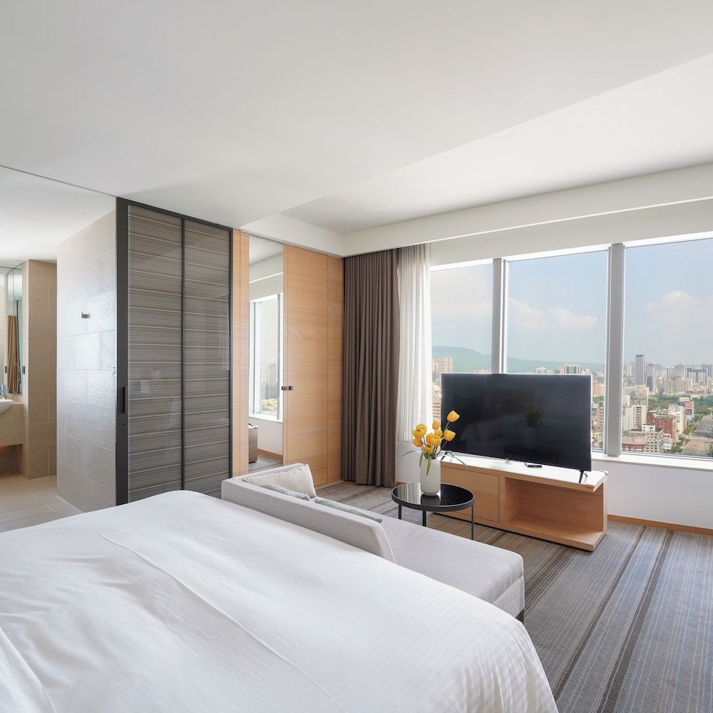 Cozzi Corner King Bed Room