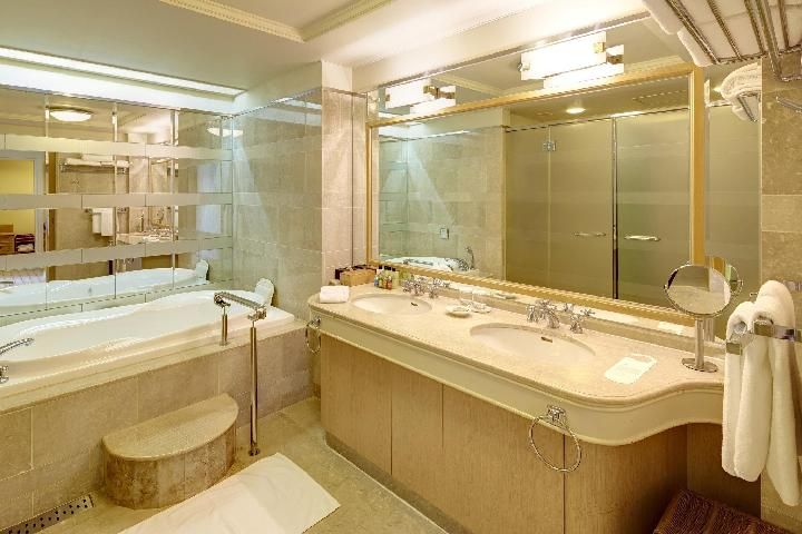 Deluxe Tower Spa Suite