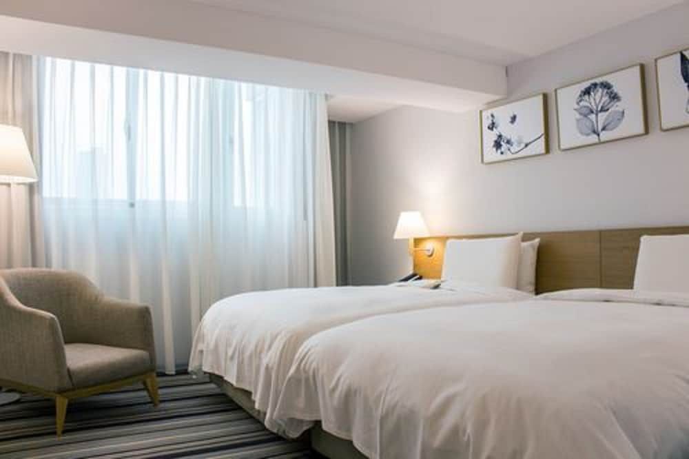 The Carlton Standard Twin Room 3