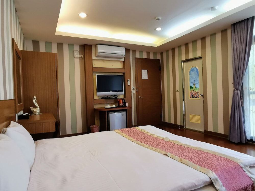 Peach Villa Superior Double Room 8