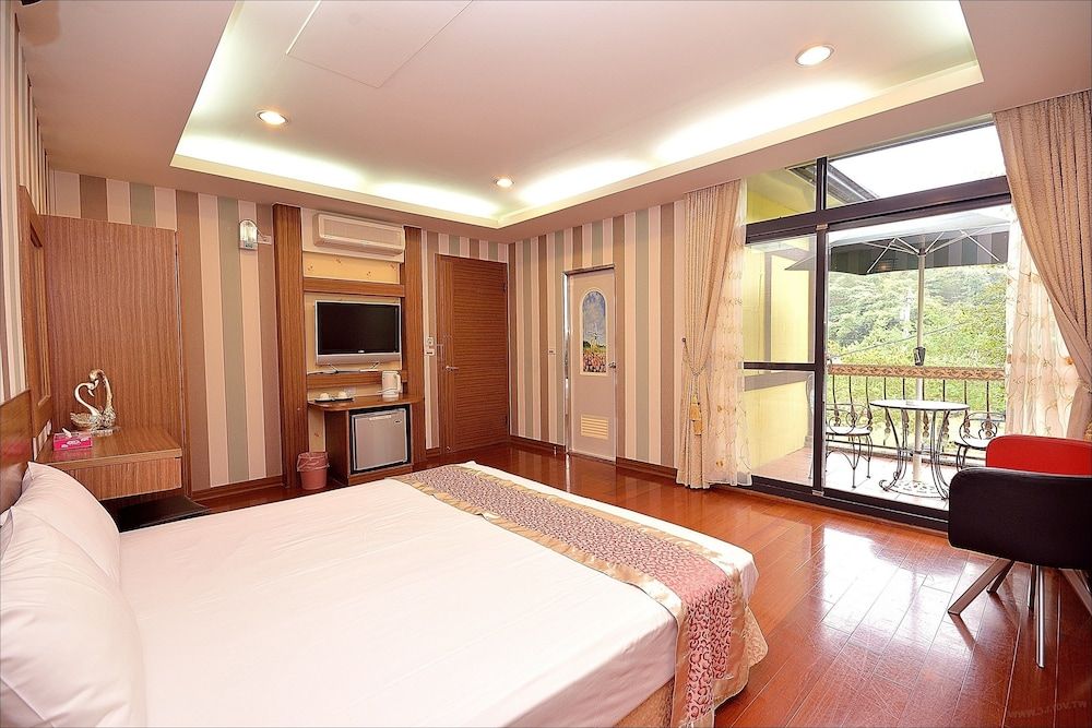 Peach Villa Superior Double Room 2