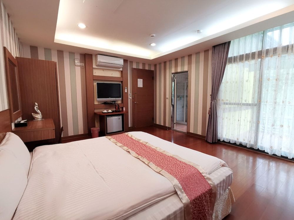 Peach Villa Superior Double Room 11