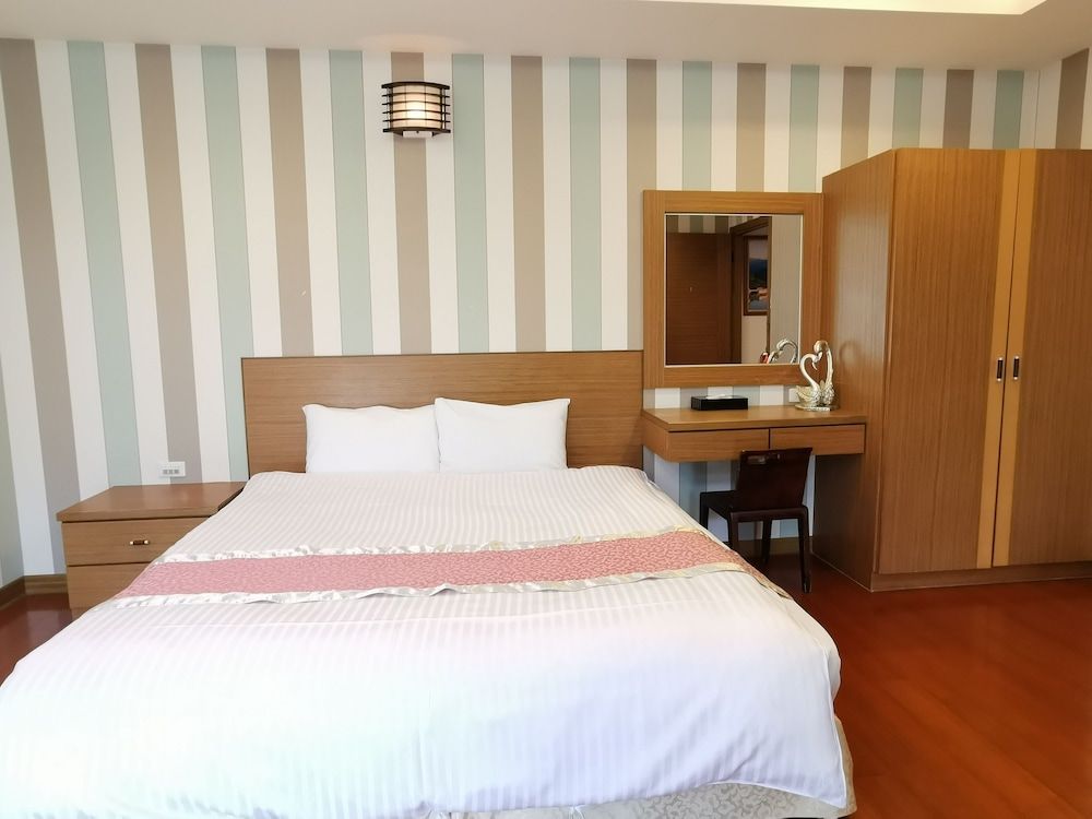 Peach Villa Superior Double Room 7