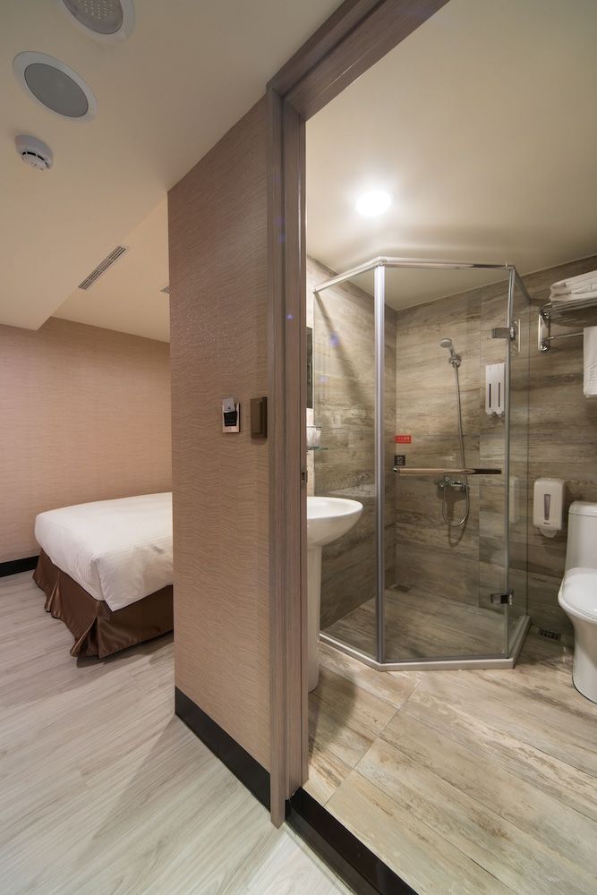 Hotel Fun - Linsen Branch Economy Double Room, No Windows 3