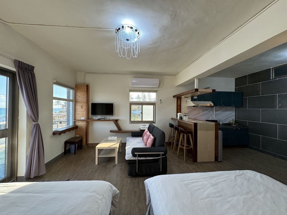 Runners' House Taitung Deluxe Room, 2 Double Beds, Kitchen, Ocean View 3