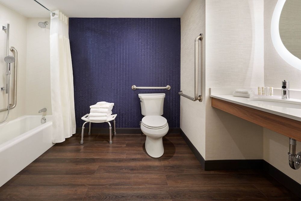 Fairfield by Marriott Niagara Falls, Canada Room, 1 King Bed, Non Smoking 4