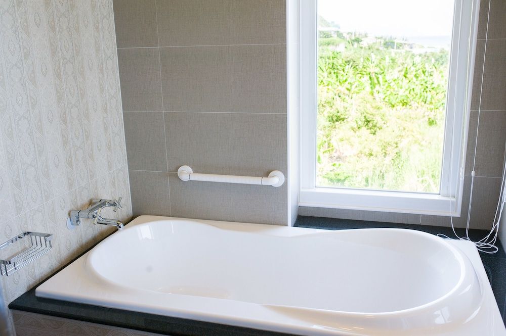 Deep Soaking Bathtub